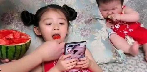 女儿拿瓜给爸爸吃,温馨一幕，女儿拿瓜孝敬爸爸